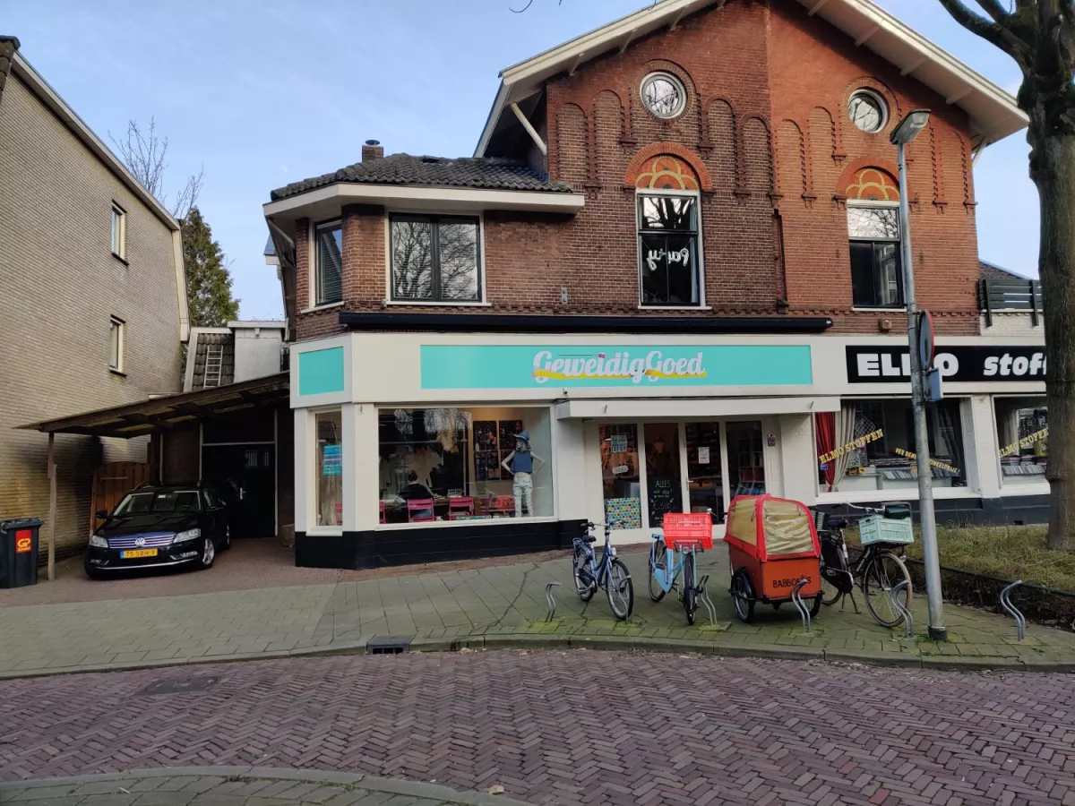 Gevelbelettering voor Geweldiggoed in Bussum